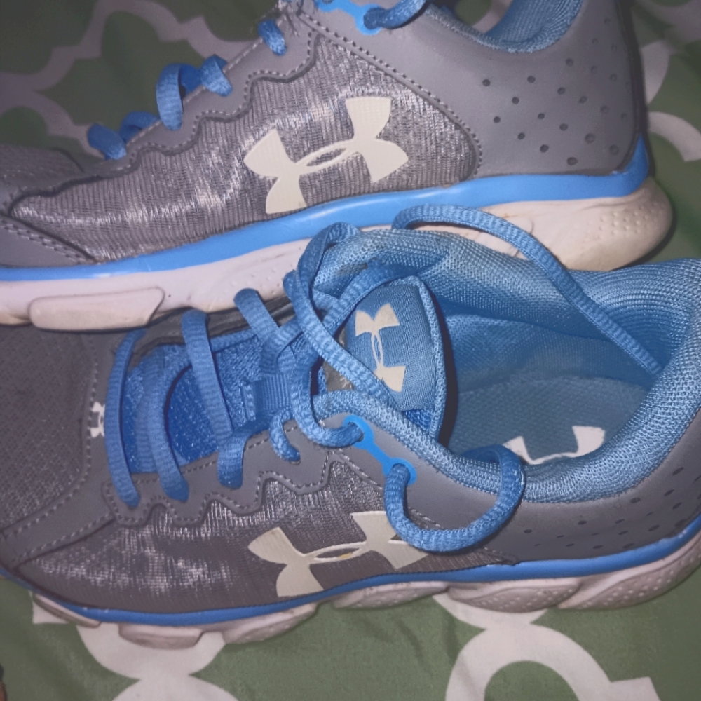 Under Armour Assert size 6 women's